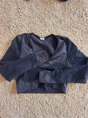 Gymshark Long Sleeve Crop Top in Charcoal Black
